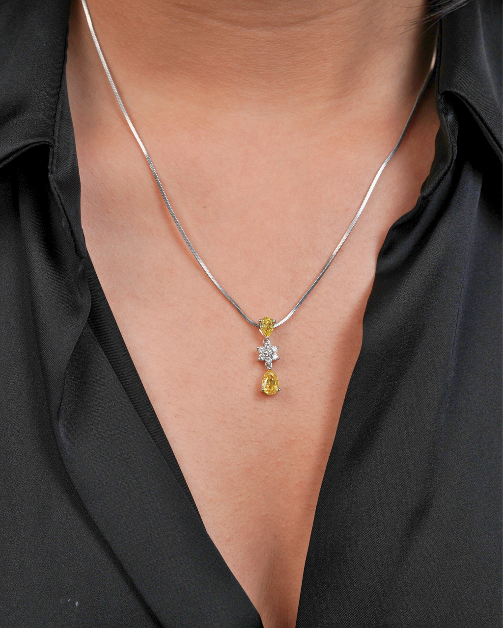 Round Cut Unique Style Pendant